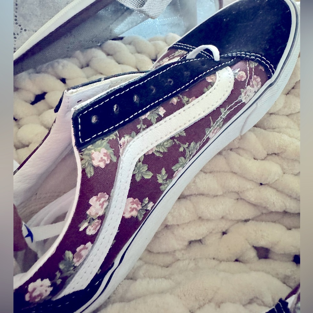 Vans flower with black suede. Size 8.5. Never worn.